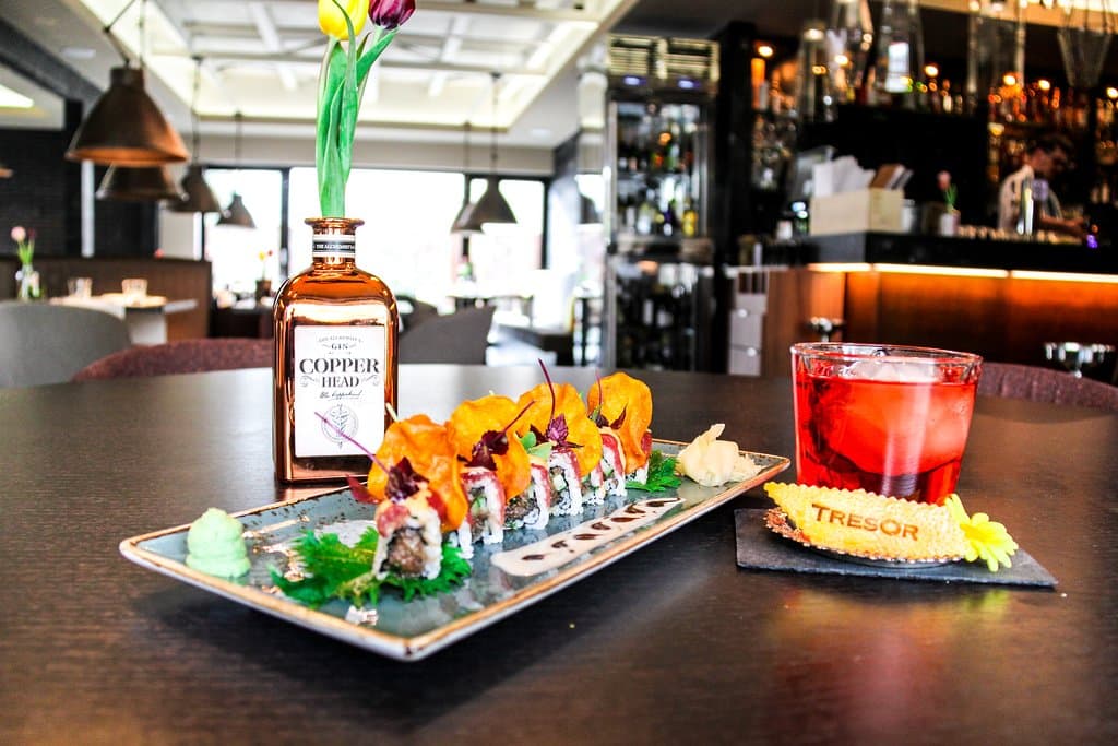 Eine Fusion aus japanischer & europäischer Küche aus frischen und qualitativen Zutaten. Die europäische und amerikanische Barkultur trifft bei uns auf Kreationen mit japanischem Sake und Shochu. Eine exquisite Spirituosenauswahl mit Fokus auf Rum, Whiskey & Gin rundet unser gehobenes Sortiment ab. Wir freuen uns auf Sie!