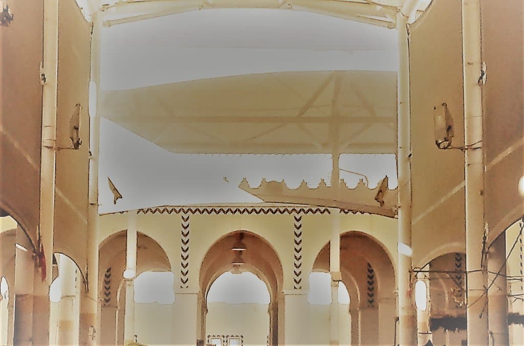 Marché Central de Tunis et ses charpentes traditionnelles en bois une symphonie d'éléments linéaires