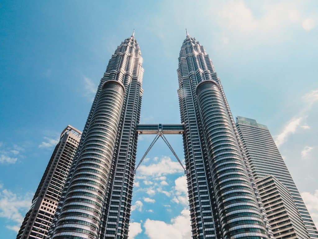 Die Petronas Towers sind das wohl bekannteste Wahrzeichen von Kuala Lumpur. Und sie sind wirklich beeindruckend. Allerdings bekommt man sie ohne Weitwinkel genauso schwer auf die Linse wie den Burj Khalifa :-)