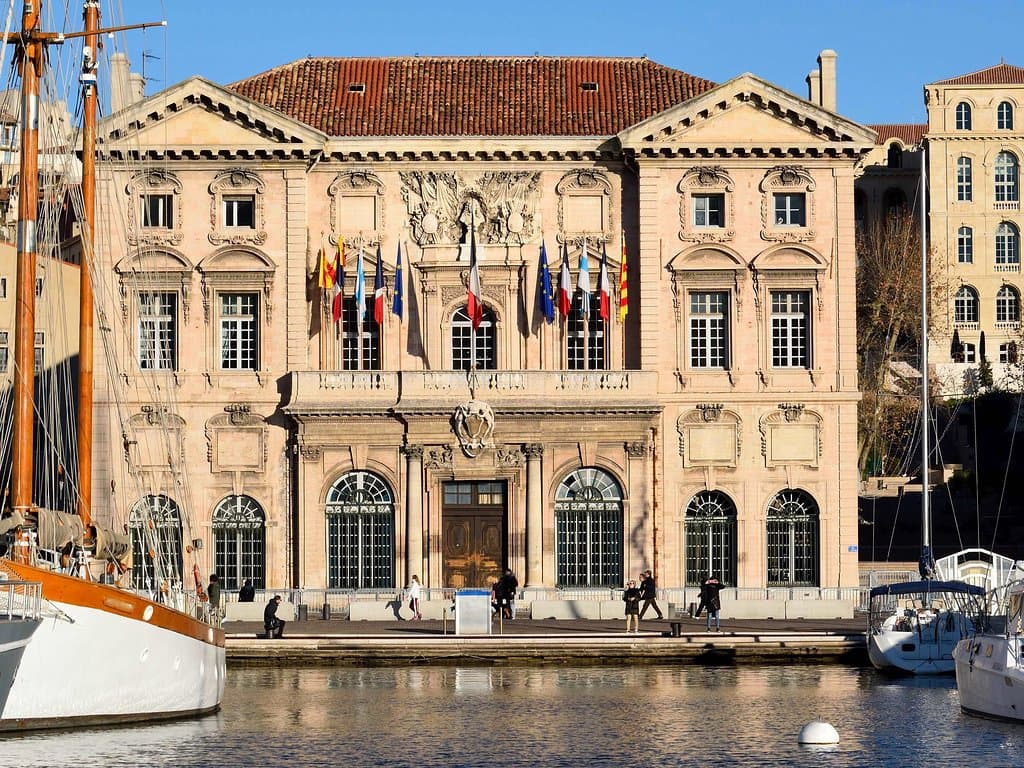 L' Hotel de Ville. Вид из акватории Старого порта