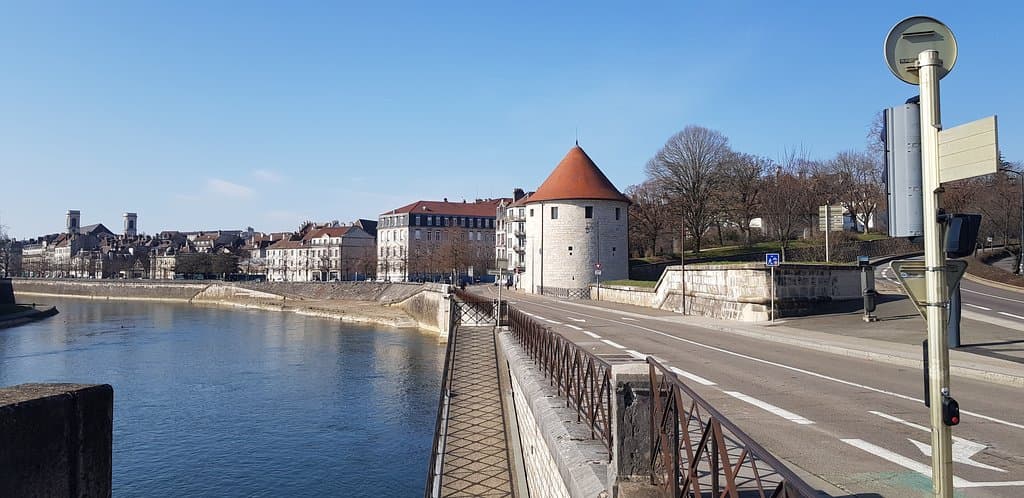 Après le passage du pont Schwint, en attaquant le quai de Strasbourg et à gauche, la montée vers les fortifications extérieures et la gare.