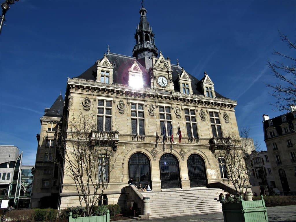 La Mairie côté du Cours Marigny