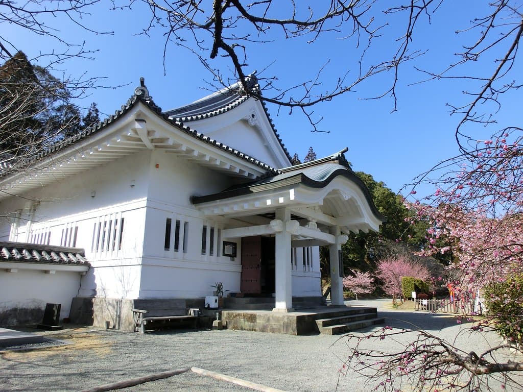 飫肥城内に建つ城郭風の外観の資料館