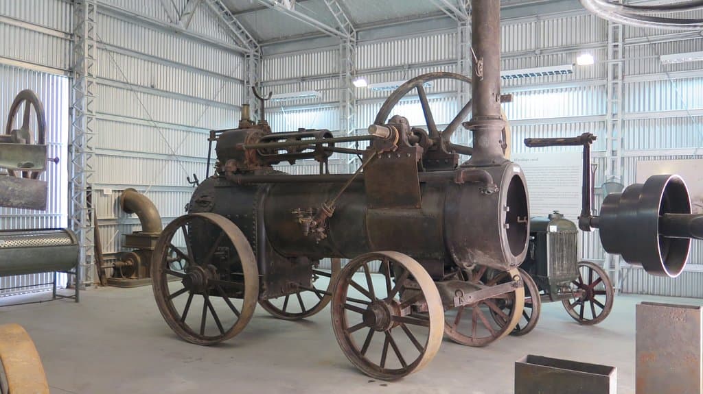 Salón con maquinaria antigua