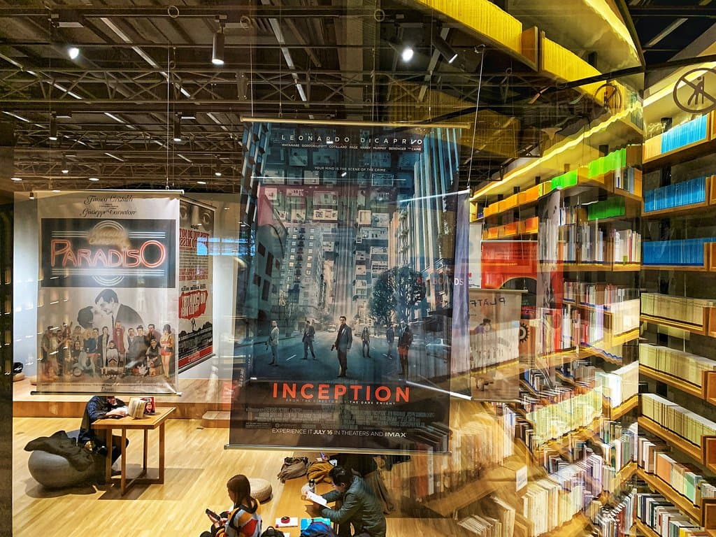 九F，高曉松的島和上海三聯的室內景觀。可以很愜意的度過一整天的地方。曉島二層是收藏的黑膠唱片，而且有數碼版的曉說影片。一層有很多有意思的選擇書籍、控制人數可以安靜的閱讀。