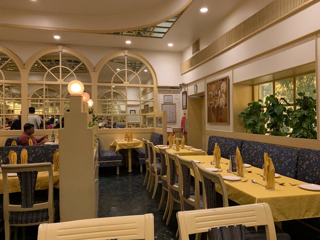 The decor is delightful...with a mirrored ceiling almost the entire width of the restaurant.