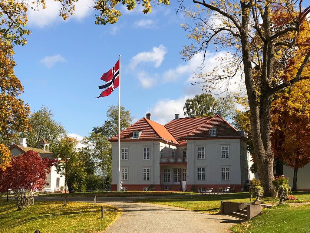 Høst ved Eidsvollsbygningen, men minst like vakkert med farger i alle sjatteringer. Museet er åpent hele året.