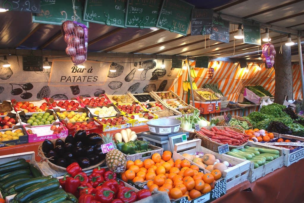 étal de fruits et légumes