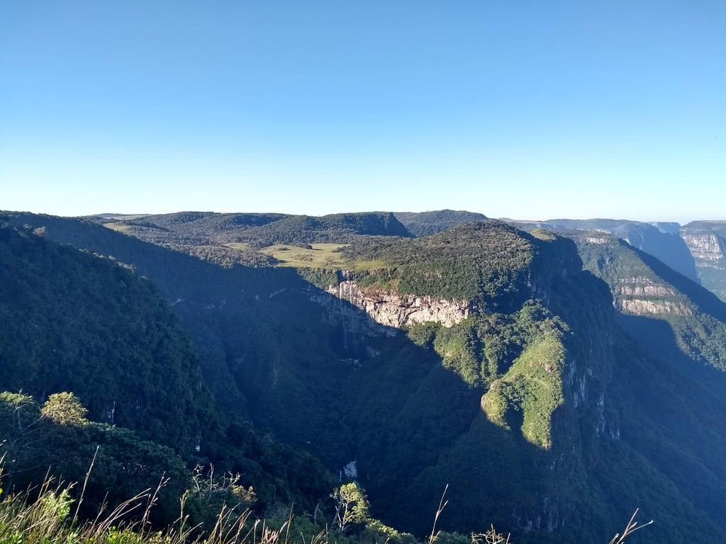 Cachoeira dos Elfos no fundo