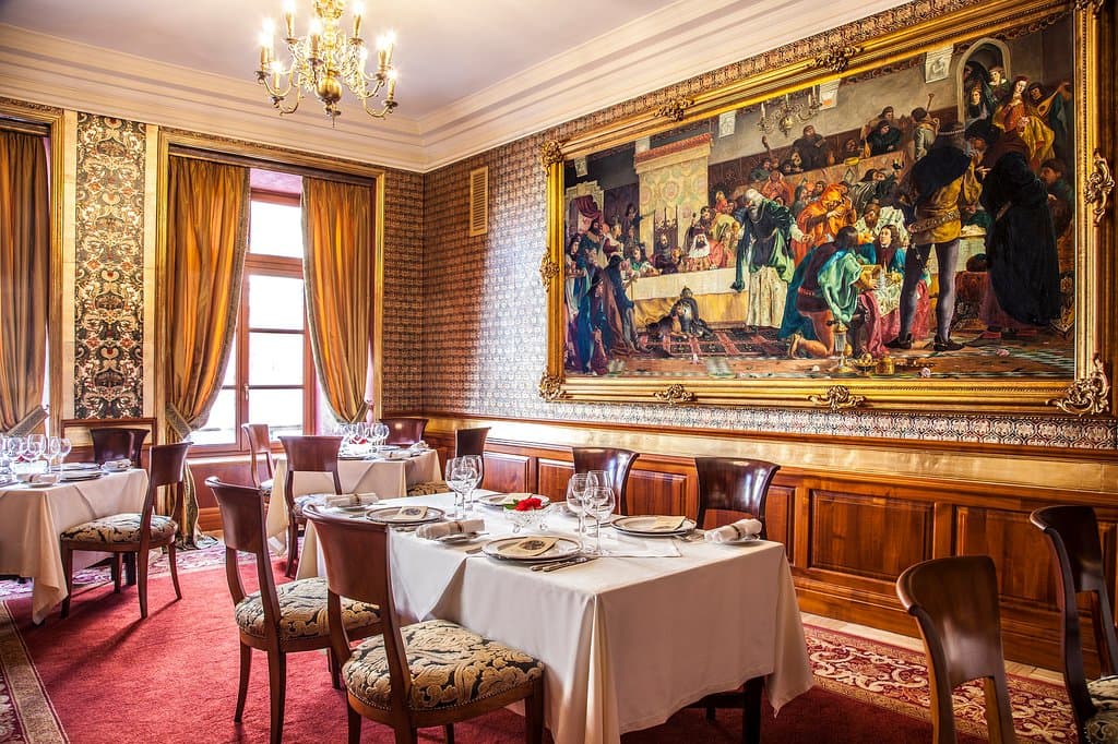 Sala Wierzynkowa, w sali obraz "Uczta u Wierzynka"