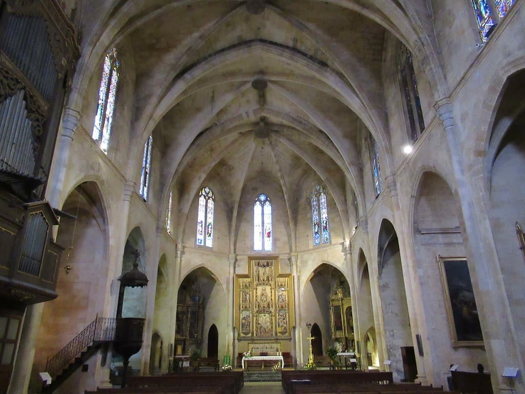 nef entourée de chapelles avec retable