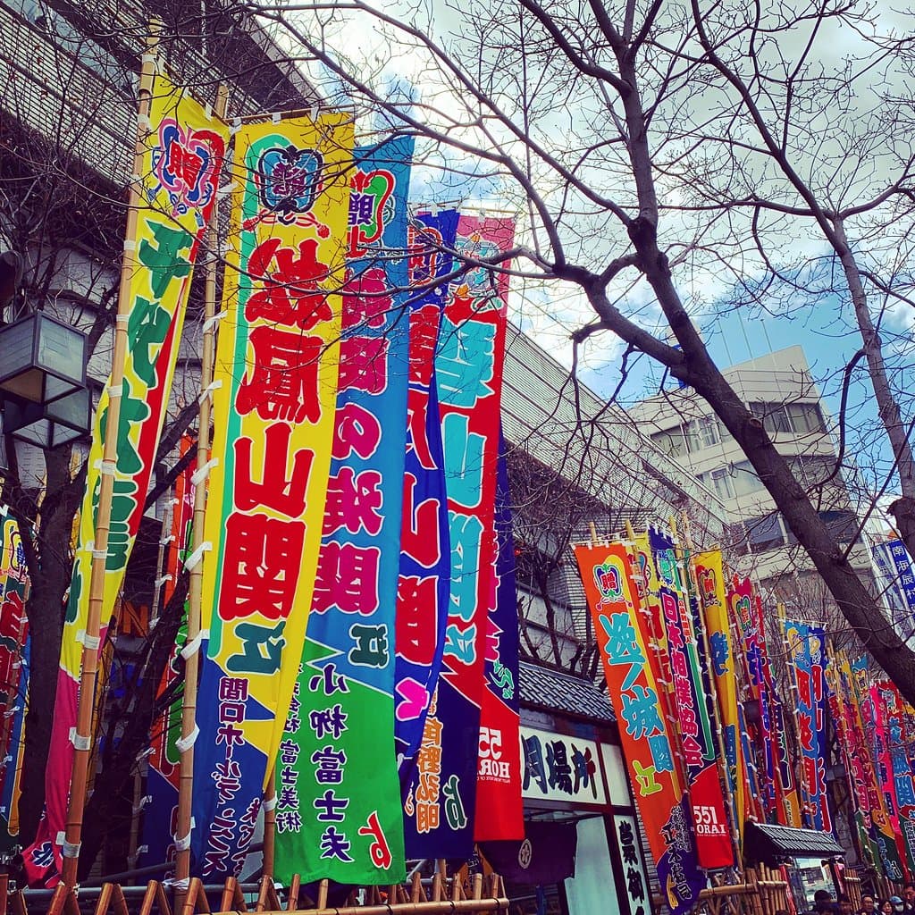 大相撲 大阪場所開幕。波乱の結果が多いとされる春場所。どの様な結末が待っているか。大阪難波は人で賑わっています。