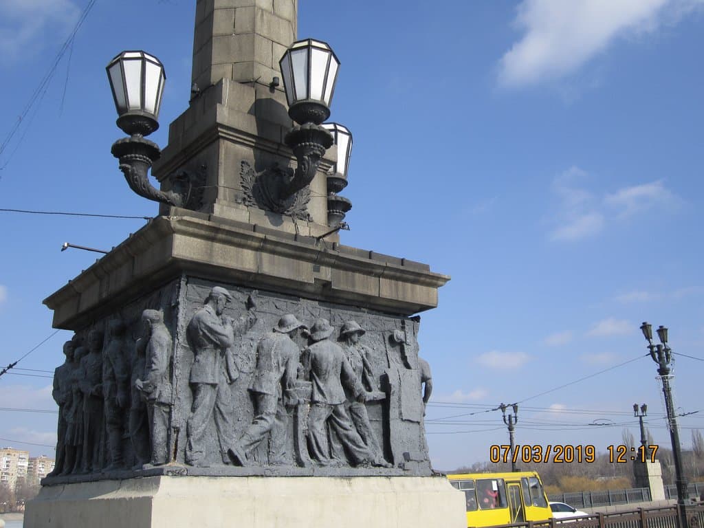 Барельеф южного пилона