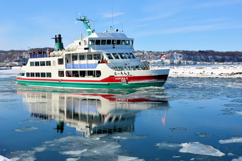網走港をでるオーロラ号