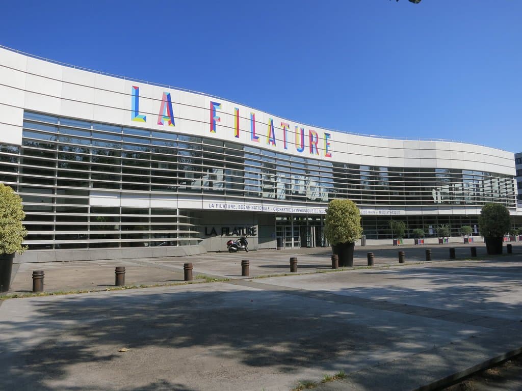 Le bâtiment de La Filature regroupe sous sa coque de verre et d’acier :
– La Filature, Scène nationale et sa galerie d’exposition www.lafilature.org
– l’Orchestre symphonique de Mulhouse www.mulhouse.fr
– la Médiathèque de Mulhouse https://bibliotheques.mulhouse.fr
– le Festival Météo www.festival-meteo.fr 
– et accueille certaines représentations de l’Opéra national du Rhin ainsi que les créations du CCN - Ballet de l’OnR www.operanationaldurhin.eu 