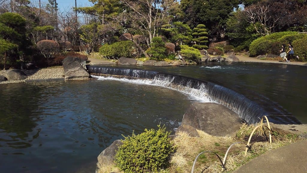 日本庭園「源心庵」は動物園の隣にあります。