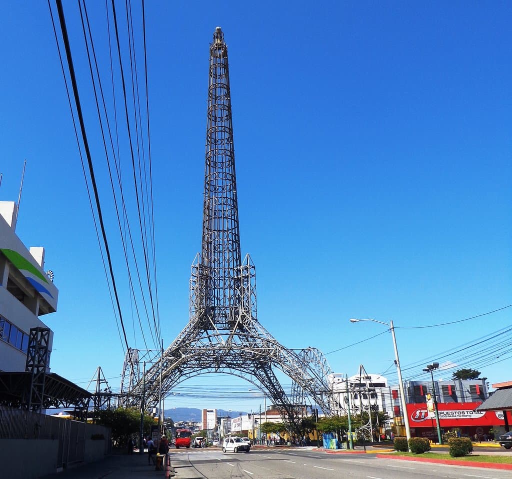 Así se visualiza la torre si una viene caminando desde el distrito reforma.
