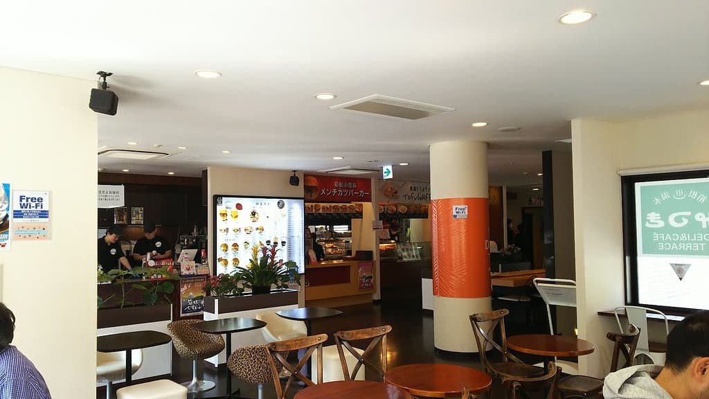 揚げ蒲鉾とお土産のお店の３階です。