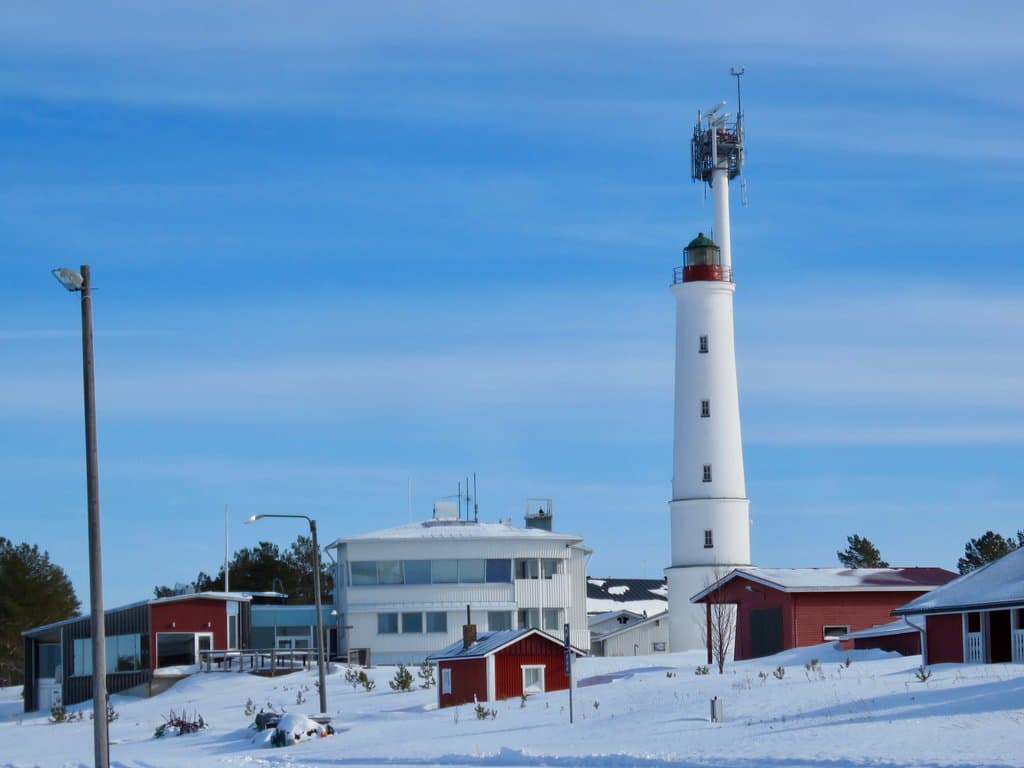 Näkymä on ikoninen. Olen kuvannut tuota kesät, talvet. Majakan historia on kiinnostava, mutta en vielä ole käynyt siellä tutkimassa paikkoja. Kesäisin kai sinne pääsee majakkapäivänä tutustumaan. Lähes tuosta paikasta olen maalannut akvarellin, kun lapset leikkivät auton takakontissa. Hieman haasteellinen tilanne oli, kun oli neljän poikani kanssa matkassa. Pojat keskittyivät leikkeihin, minä maalaamiseen. Sain tehtyä omasta mielestäni hienon akvarellin.
