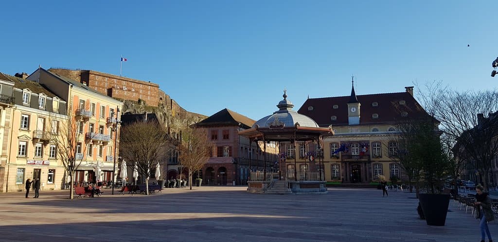 Les accès de la place, le bastion, la place, la cathédrale St Christophe, la Mairie, le kiosque, la statue aux combattants etc .. Très belle place à vivre !