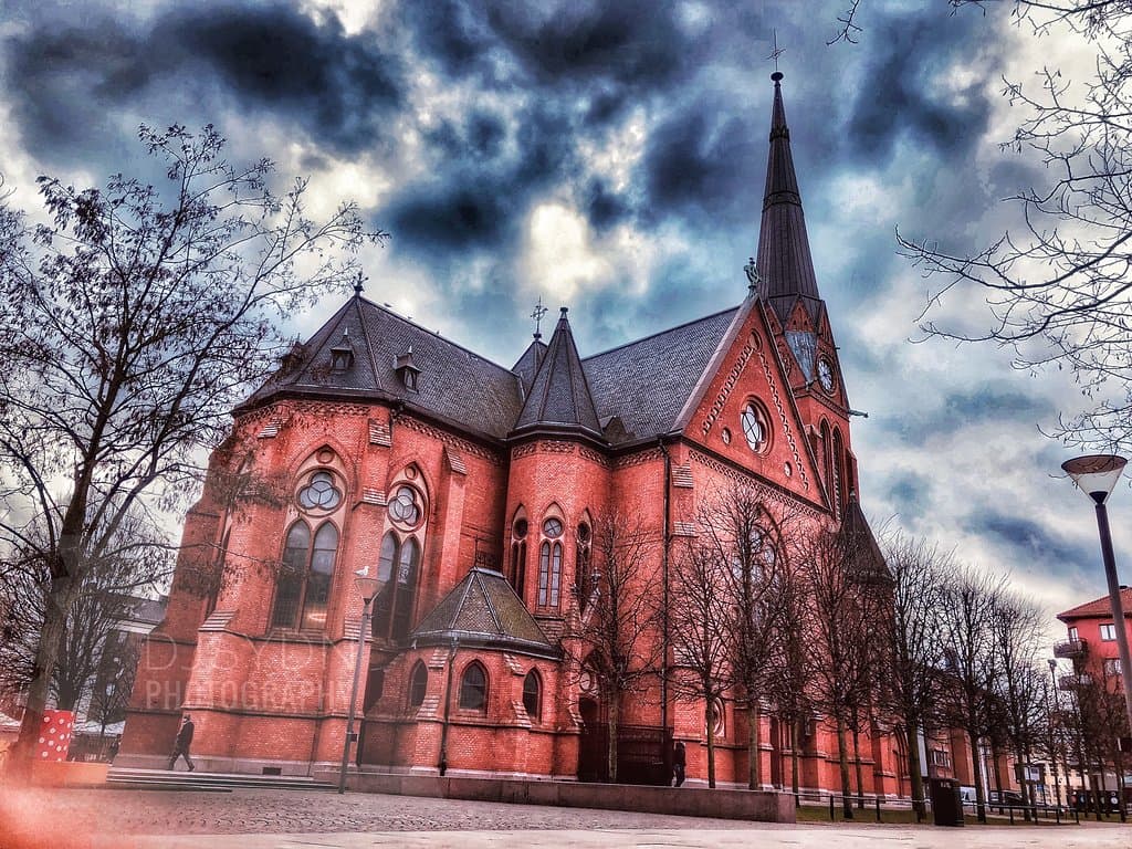 Gustav Adolf's church, Helsingborg By the end of the 19th century, the new district Söder had grown as large as the old city center and the need for a new church was great. Already in a town plan proposal by the land surveyor Georg Gustafsson from 1874, an empty wedge for a new church had the same place as the present one. However, this proposal was met with great criticism, as it otherwise did not take into account existing buildings. A new urban plan was prepared by city engineer Robert Söder