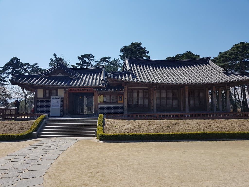 Heo Gyun and Heo Nanseolheon Park