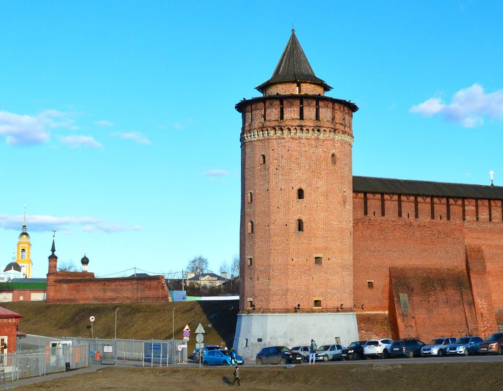 Коломенская (Маринкина) башня. Вид со стороны реки Коломенки