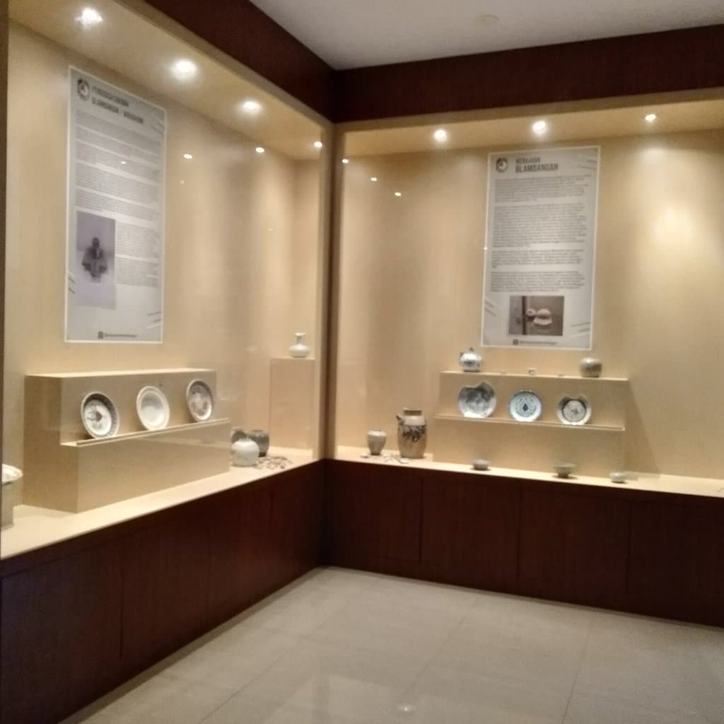 Ruang koleksi Hindu-Buddha dan keramik Museum Blambangan