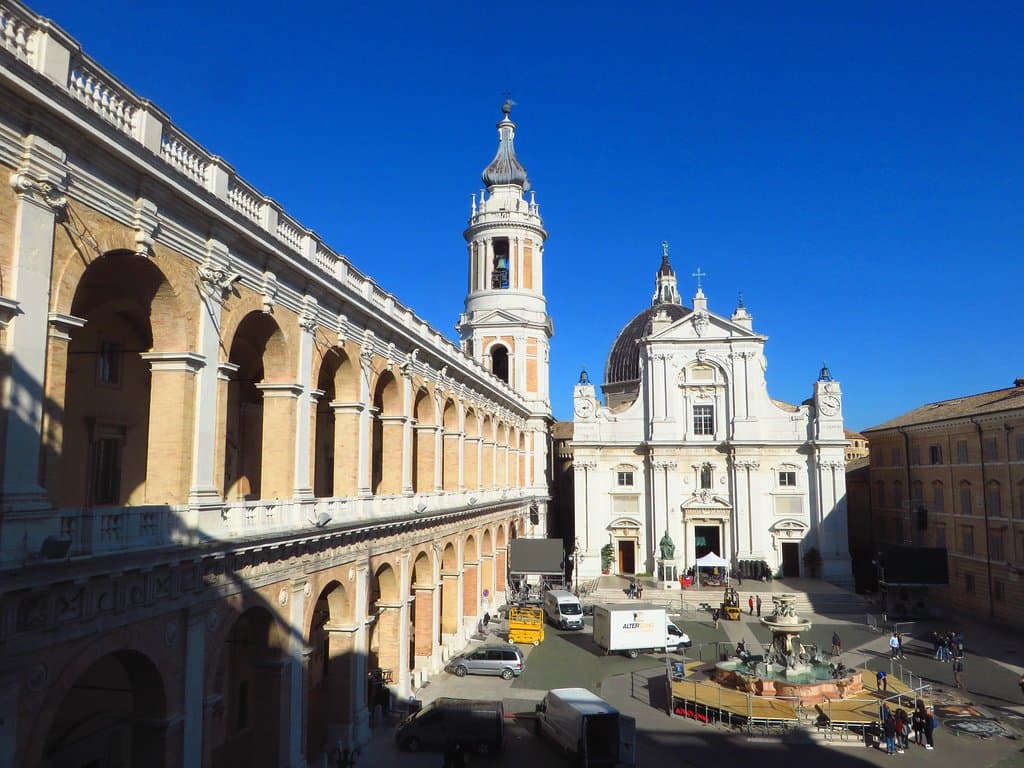 Piazza della Madonna vista dal loggiato del primo piano del lato ovest del palazzo apostolico