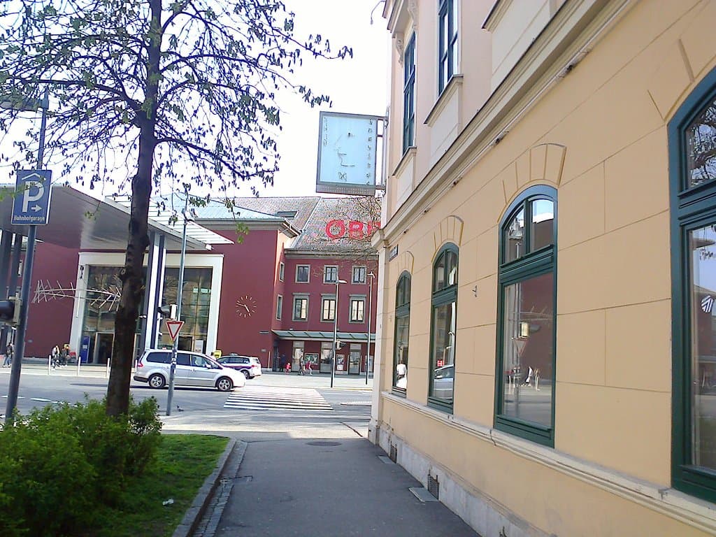 Musils Geburtshaus, Blick zum Bahnhof, oben, Mitte: Viktor-Rogy-Porträt Musils.