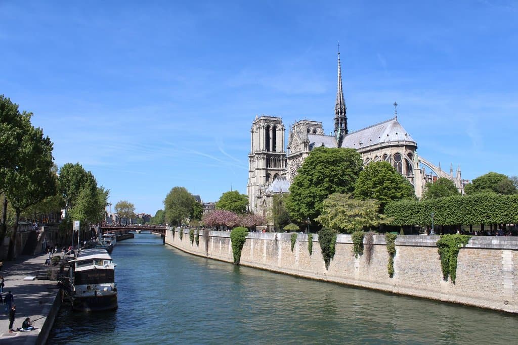 Набережная у Нотр-Дам