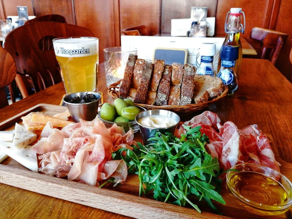 This one's for the borrel! 🍻 Beierd Borrelplank: Cheeses, meats, olives and our fresh bread with tapenade and aioli 😋 Enjoy with friends, every day!