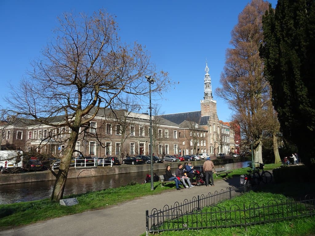 Van der Werfpark;uitzicht op Leidse Heilige Lodewijk-kerk