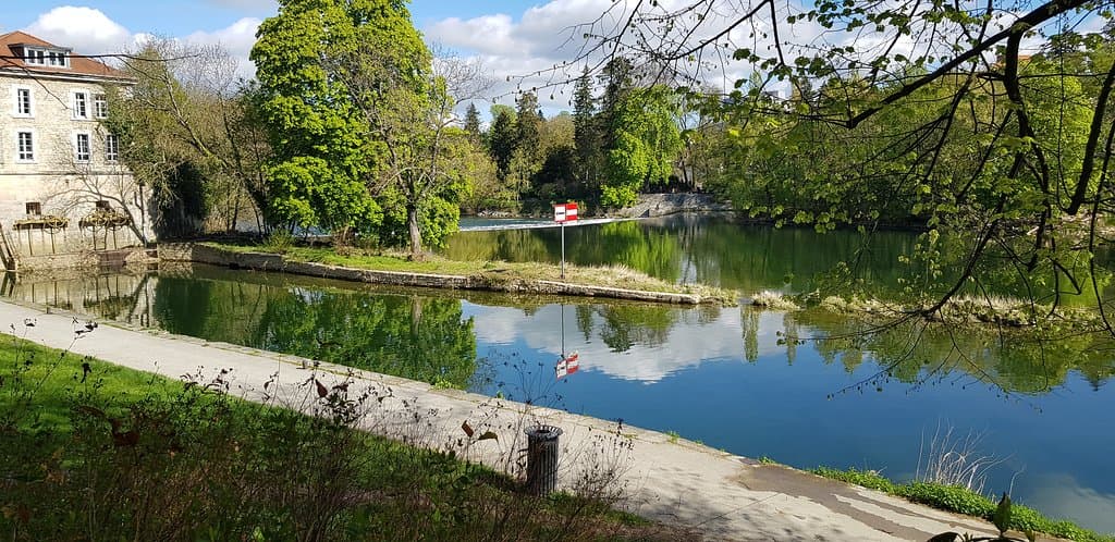 Différentes vues du Parc Micaud, explications sur le parc, promenade St Paul, et vue sur les iles dans les bras du Doubs ...