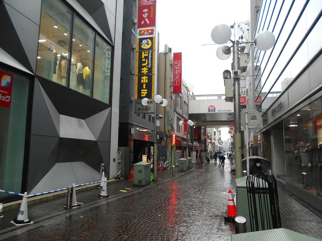 駅付近の仲見世のようす