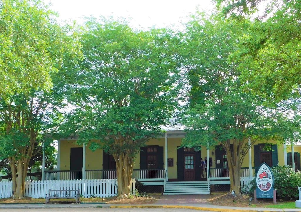 The entrance to Vermilionville...looks so inviting.