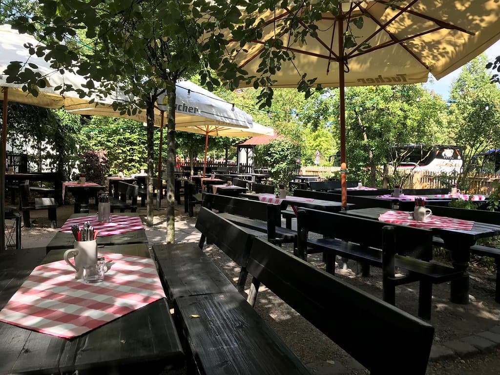 Biergarten:

Genießen Sie mit der Familie und Freunden ein paar sorgenlose Stunden.
Unter altem Baumbestand mit herrlichem Blick auf die Kaiserburg schmecken Bier, Brotzeit & Braten, gleich nochmal so gut.