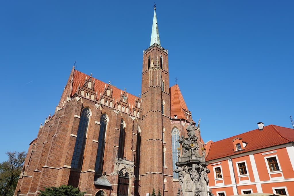 Fachada da Igreja de Santa Cruz (Kościół rzymskokatolicki pw. Świętego Krzyża) em Ostrów Tumski 
