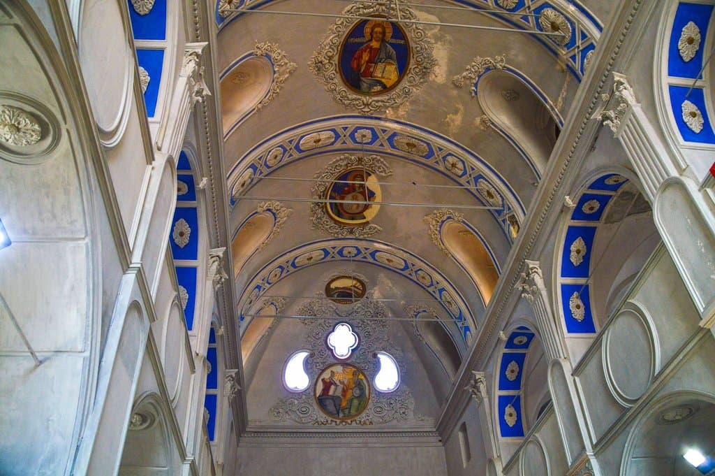 Чешме. Здание бывшей церкви Ayios Haralambos Church. Внутри здания