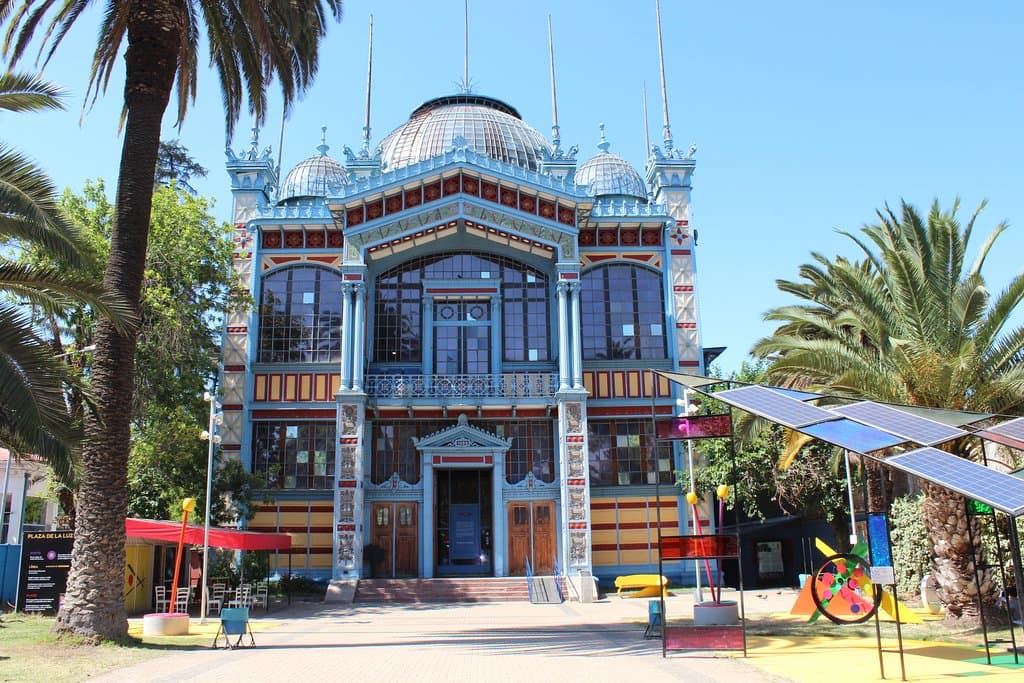 Frontis Museo Artequin, aparece también parte de la Plaza de la Luz y el Arte Enel, espacio con vida de día y de noche.