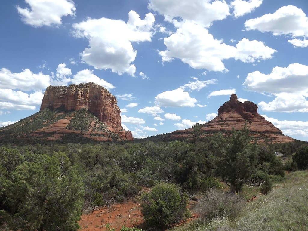 Courthouse Butte (l), Bell Rock (r)
