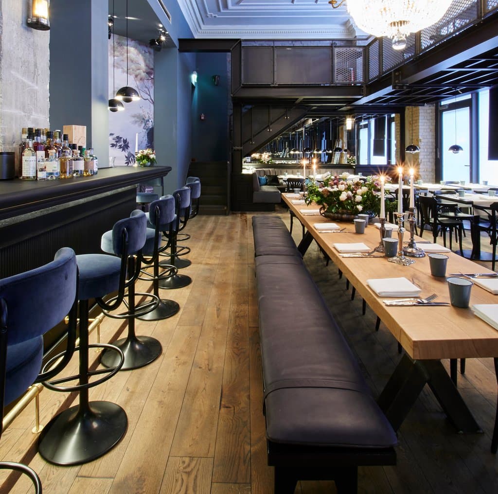 Unser Holztisch - interaktives Essen garantiert.