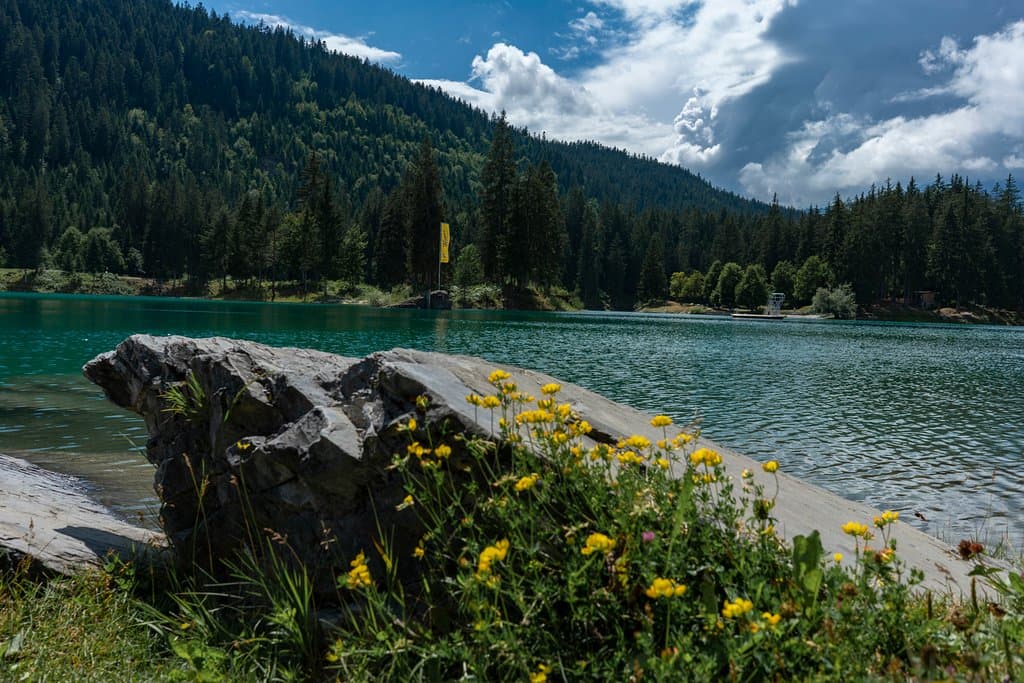 Blick vom Strandbad am Crestasee Noch mehr Tipps für eine Wanderung rund um Flims https://www.woanderssein.com/schweiz/wandern-flims/