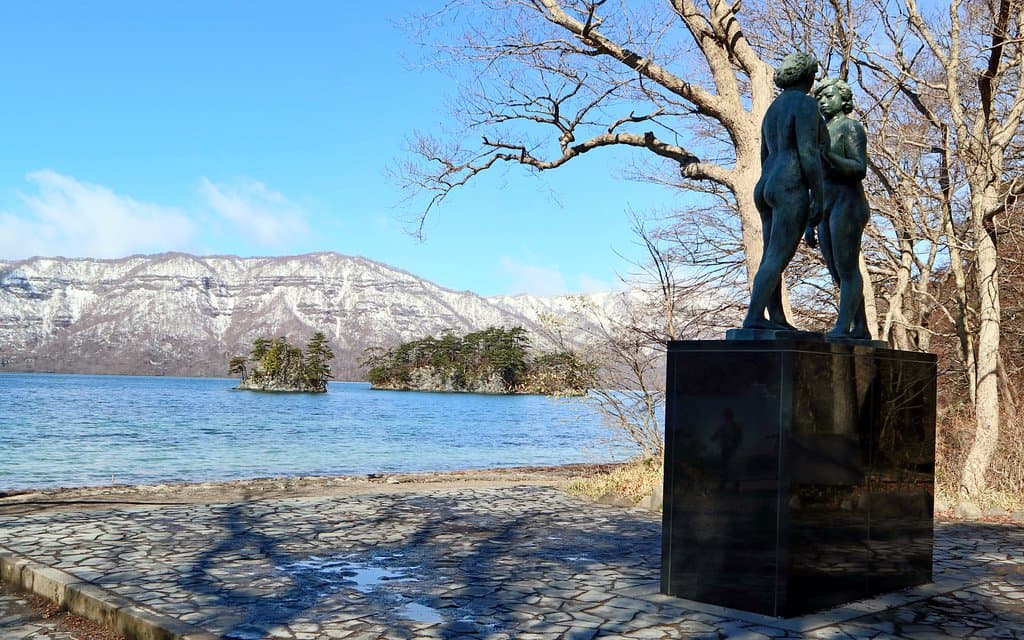 湖の小島と共に