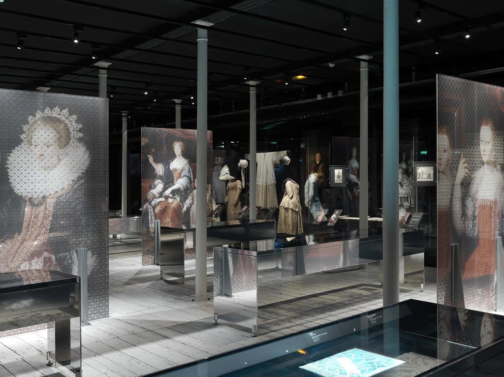 Galerie sur la dentelle à la main, cet art textile européen apparu au XVIe siècle, symbole de raffinement et de richesse.
