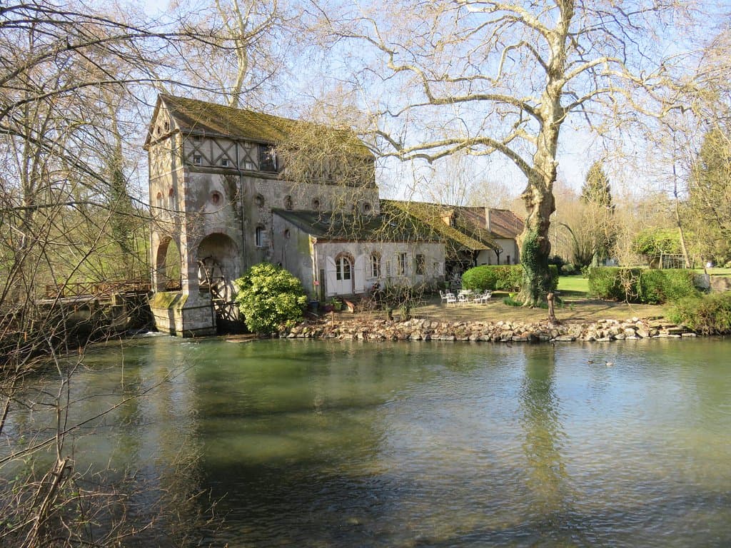 Le Loiret et l'un de ses moulins (aire de jeux et parking à proximité)