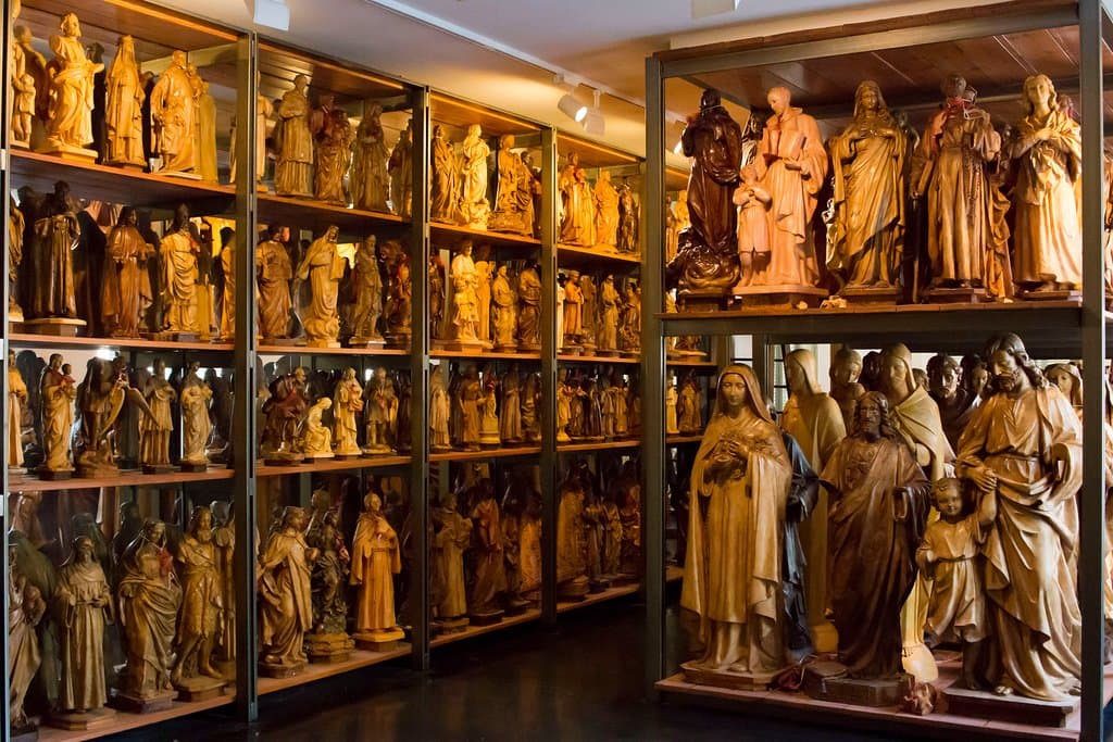 El visitante puede ver los modelos que tenían los talleres de santos de Olot.