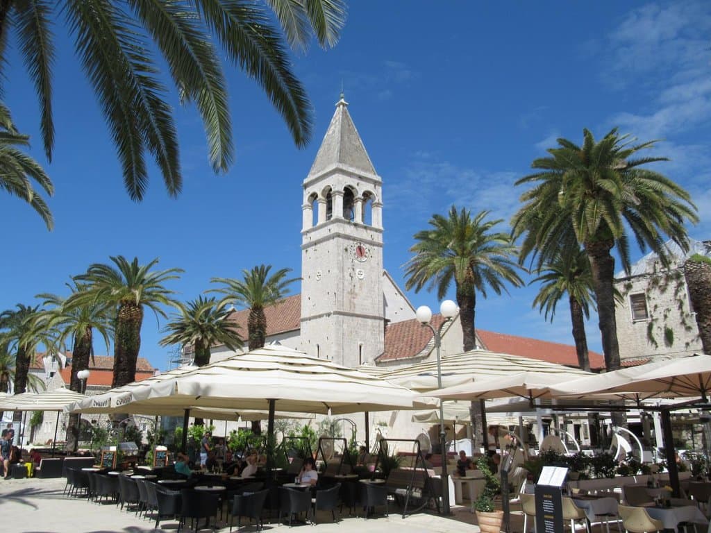 Le front de mer à Trogir avec le port, sa promenade, ses cafés et restaurants