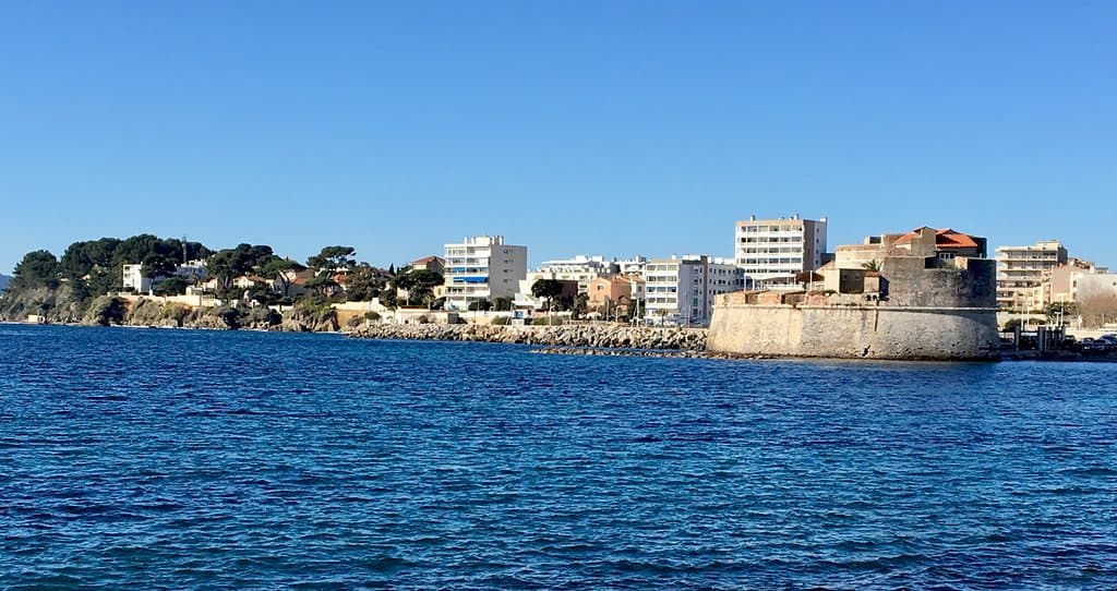 Vue de la plage du Mourillon sur le Fort St Louis.  départ du parcours suivre le bord de mer en passant devant le Fort.