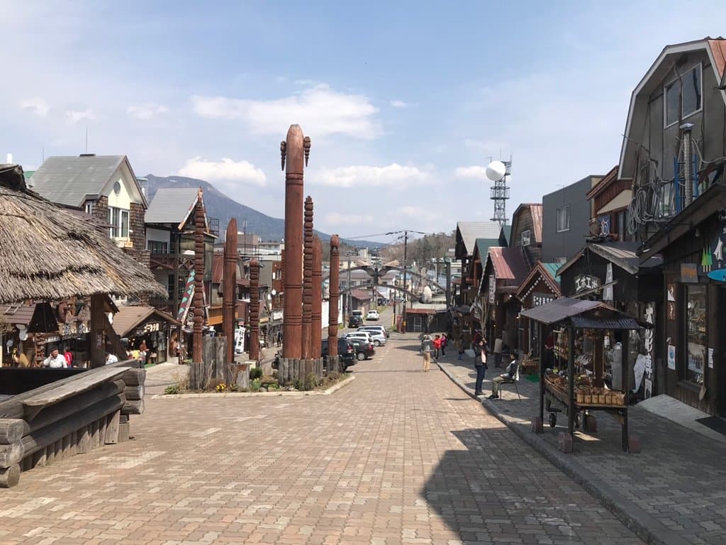 坂をのぼったところからみた民芸品と飲食店